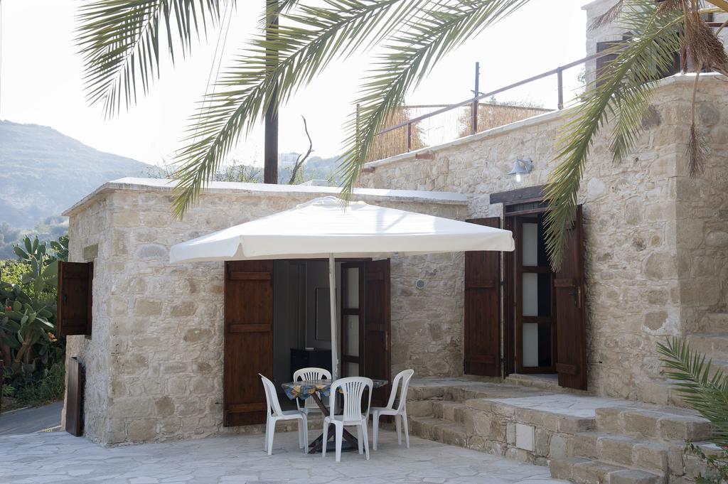 Palm Tree Oriental House And Homestay Polis Exterior foto